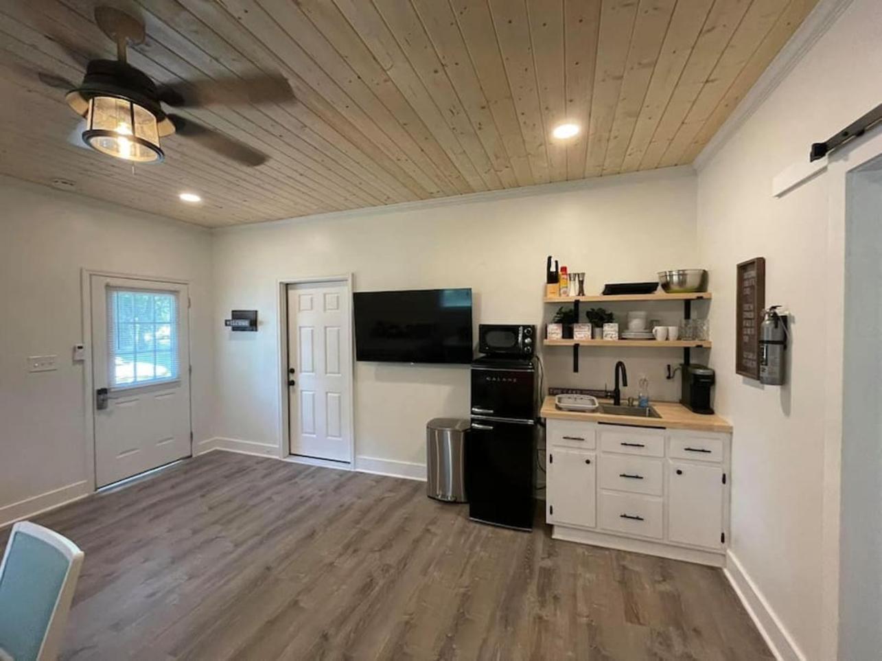 Beautifully Renovated Studio 2 Miles From Marina! Winchester 외부 사진